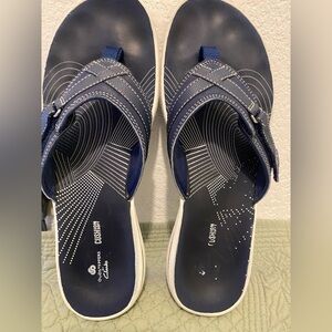 CLARKS Women’s “Breeze Sea Flip Flops” Size 9 Navy/White EUC